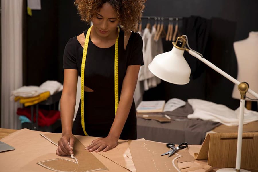 une couturière fait une rtouche de costume